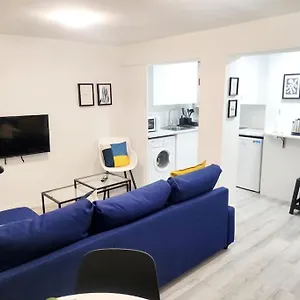 Acogedor Familiar En Area Residencial Madrid
